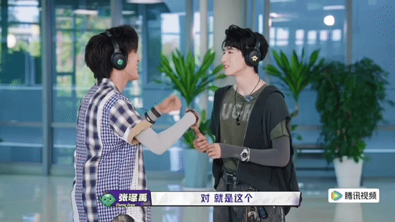 朱志鑫不语只有一味地执行朱志鑫态度端正得像是被设定了程序的机器人，这画面也是太有