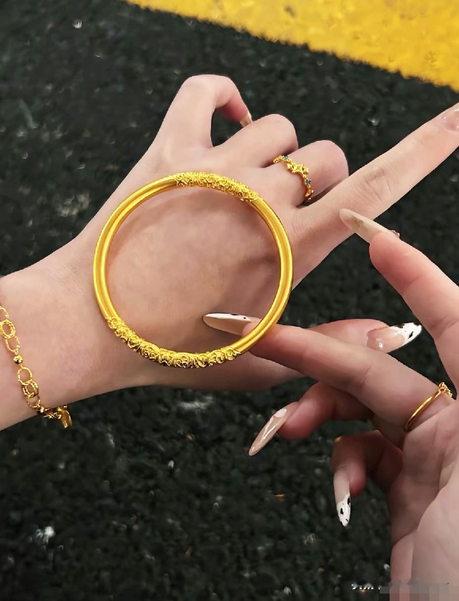 朝九晚五的普通人
给所有想买黄金的人提了一个醒
可以按月小额定投攒克数，也可以刚