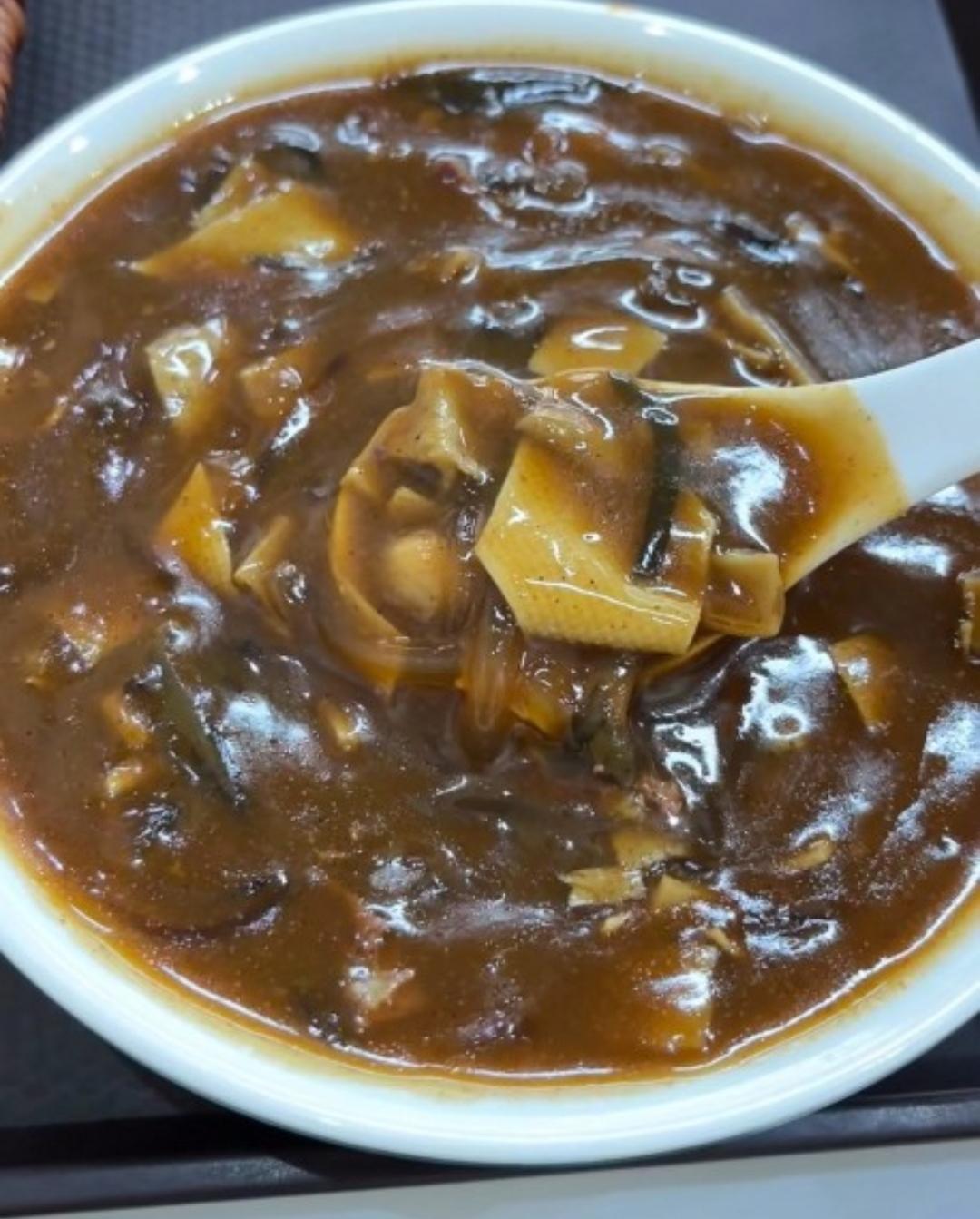 今天早上吃了一碗传说中的肉丁胡辣汤，朋友都说挺好吃的！
早上去人不多，他家肉丁胡