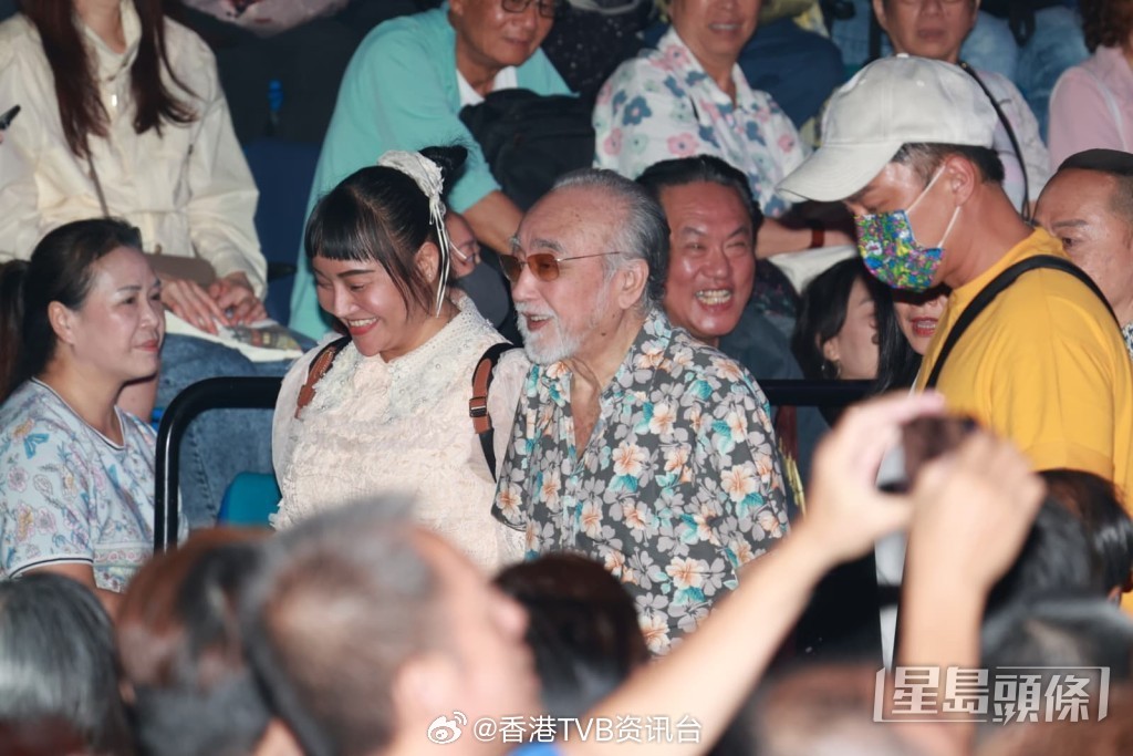 星岛：70岁米雪大胆挑战渔网造型 劲歌热舞演绎《APT》惊艳全场 昔日佳视同僚重