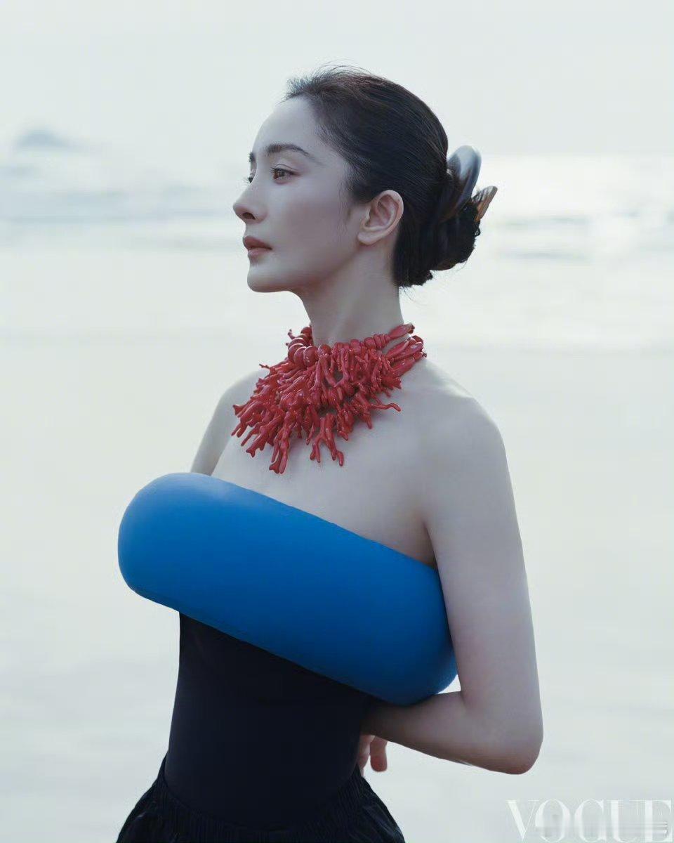 杨幂vogue迎接这个杨幂的vogue开年封大片，二登即开年！是海边的女骑士