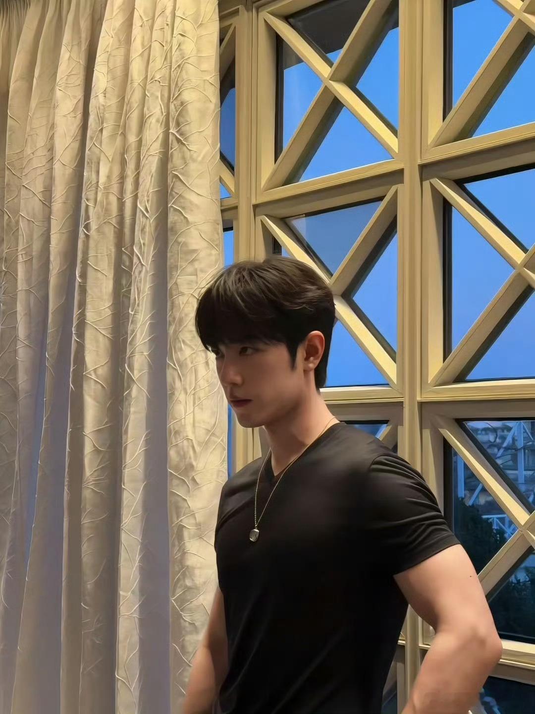 肖战男模巨星双重气场加持肖战太有魅力了