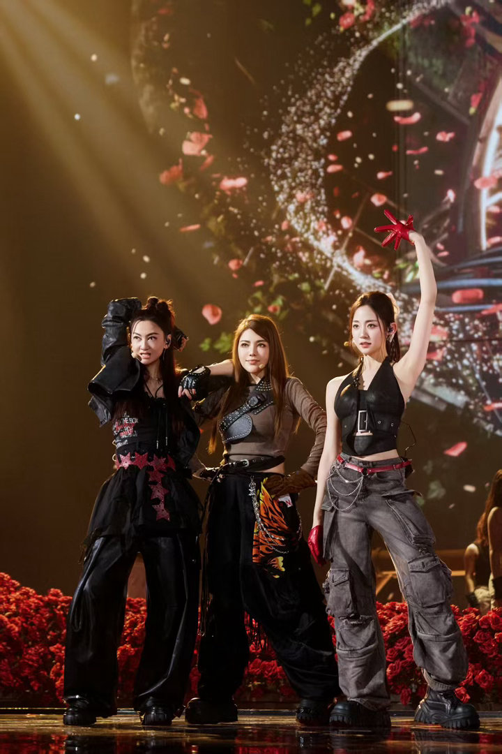 乌兰图雅炸裂乘风2026一公现场浪姐直播今晚乌兰图雅的这个舞台真的是最惊艳我的了