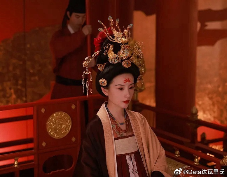 莫离 不是我说……董洁演的这个太后没一点说服力……说话做事更像后宅妇人……平庸、