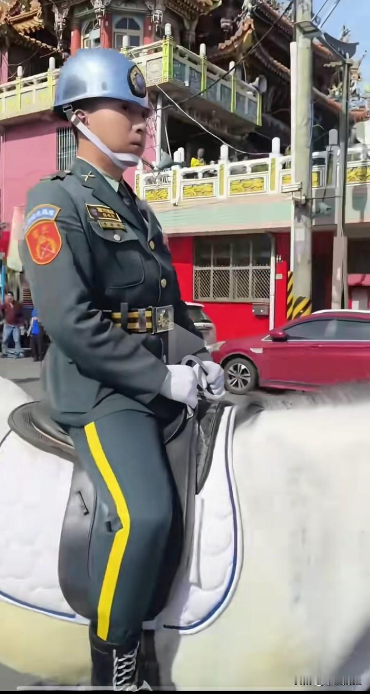 这名台湾士兵骑着一匹高头白马。马年骑白马本是应景之事，可他面无表情，仿佛忘了此时