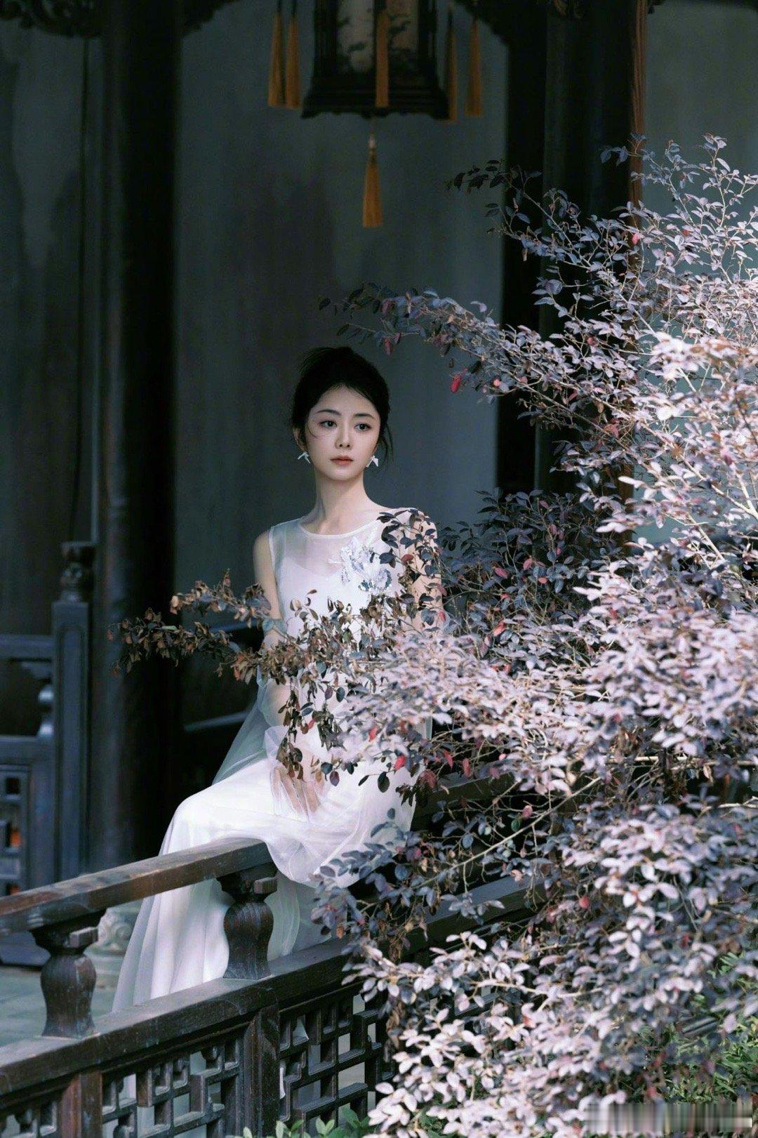 谭松韵[超话]站在季节的缝隙等风来的谭松韵 素衣胜雪，仙气漫溢！她站在季节交界，
