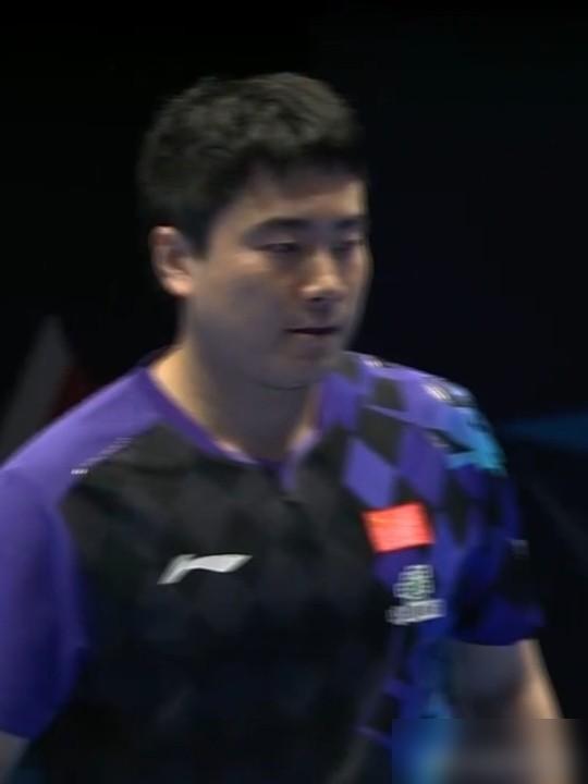 国乒这身新队服，背后全是算计。扔掉龙袍换上玫瑰，梁靖崑差点就栽在这上面了，你看懂