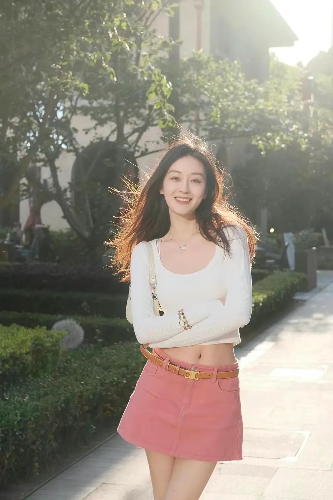 阳关美丽女孩，花一般的美，诗画中走来