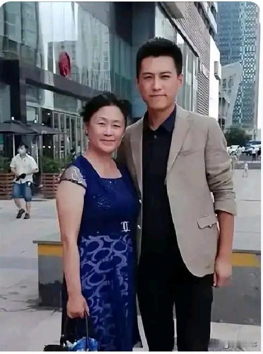 靳东，是国民“老公”，老婆却一般
……
今天，看到靳东
和他老婆李佳的合影
觉得