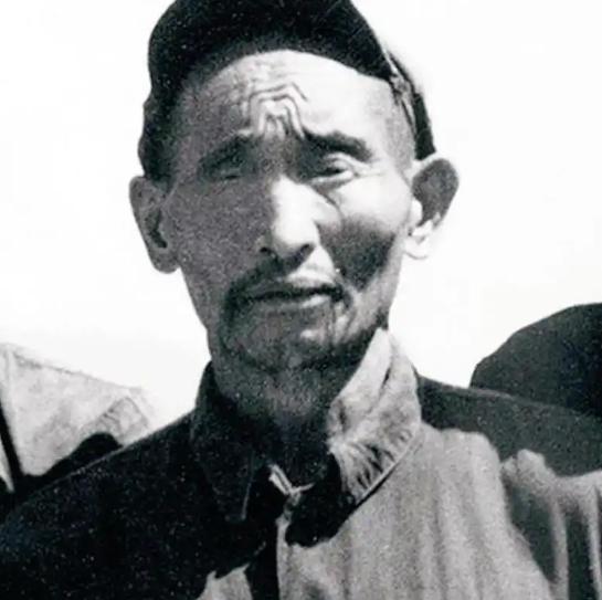 1952年，解放军在大凉山抓获一名独眼土匪，审问后军区领导十分震惊：这不就是17