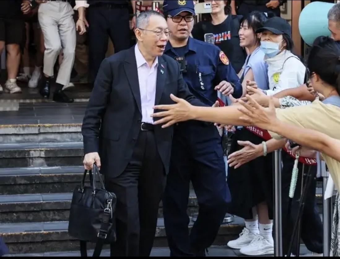 柯文哲交保被撤，陈挥文急得直拍桌！12日他在节目里直接开炮：“7000万交保都撤