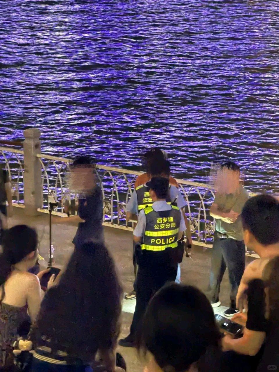 现在主播行业真是鱼龙混杂。6月12日，南宁一户外主播在民生广场直播唱歌，那歌声严