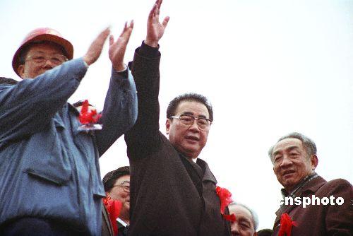 1994年12月14日，国务院总理李鹏在三峡坝区庄严向全世界宣布：伟大的三峡工程