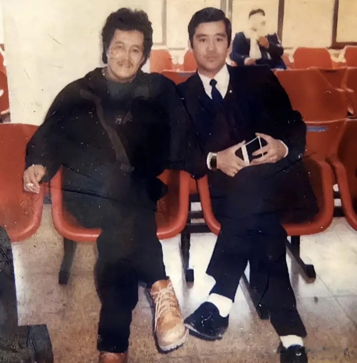 上世纪九十年代，​甲继海与赵本山的合影。赵本山是90年代央视春晚的“小品王”。他