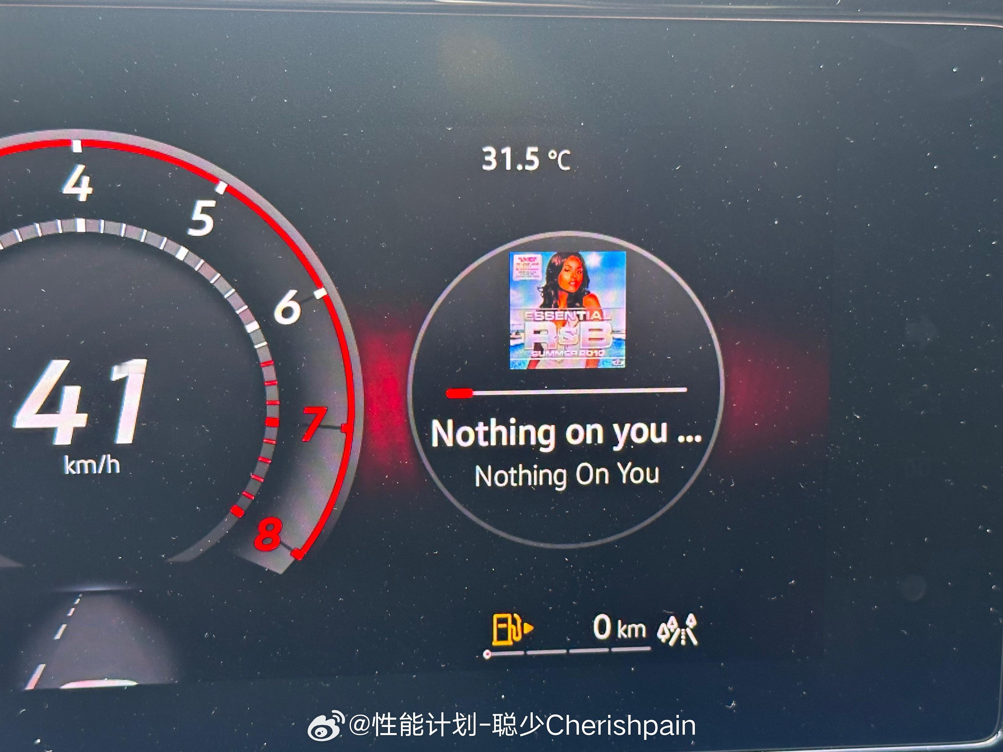说实话油车开到0km和电车续航开到0km焦虑程度还是不一样的。油车续航0km最坏