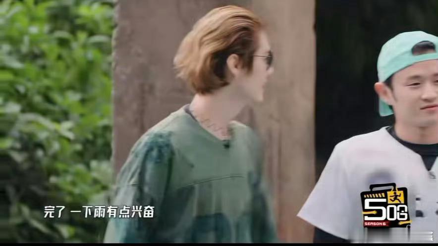 鹿晗发箍挂脖