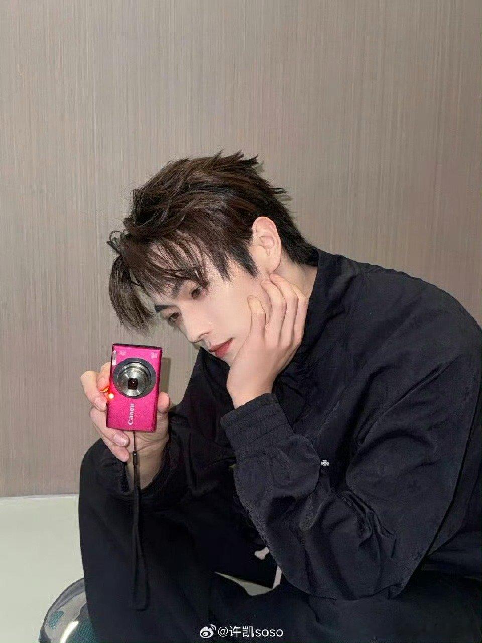许凯 真帅哥自拍从不挑角度许凯简直就是掌管自拍的神，这个嘟嘴wink也太萌了，这