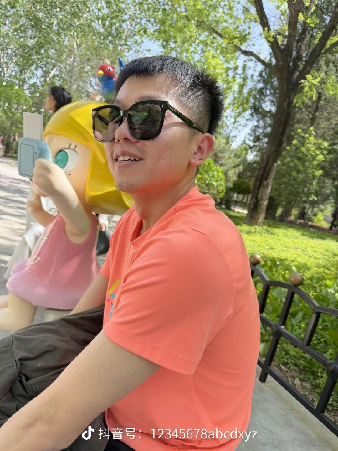 延边李医生 1、这两天有点闲，终于可以喘口气发发呆，喝喝咖啡，发发牢骚，搞搞破鞋