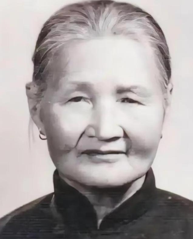 1940年，21岁的八路军政委蔡永，被叛军追赶，18岁姑娘郭瑞兰为救他，假扮他的