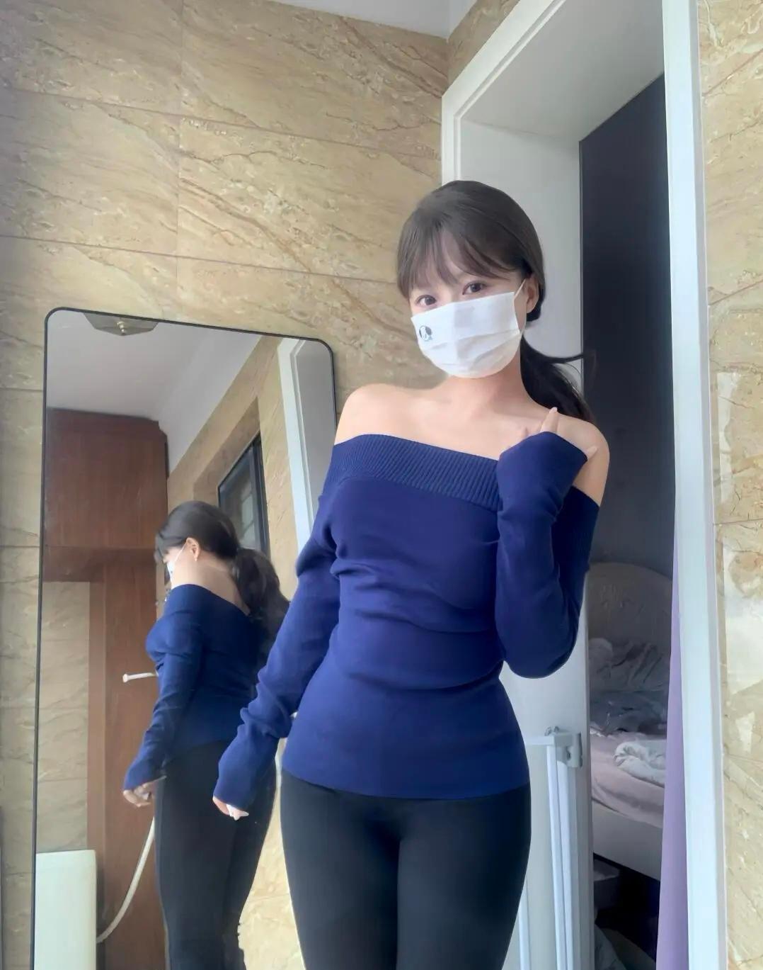 蓝色露肩上衣搭配黑色紧身裤，简约又时尚！💙👗👠