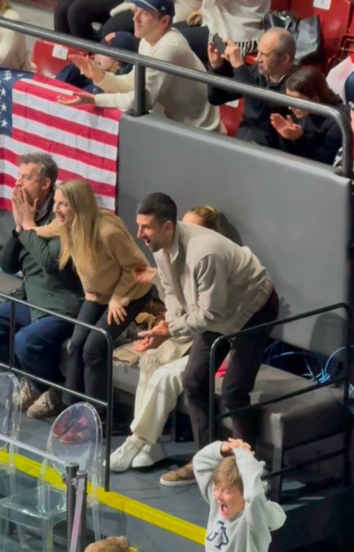 德约科维奇来看冬奥会了体育大赏米兰冬奥会 诺瓦克携妻子、儿子等家人观看米兰冬奥会