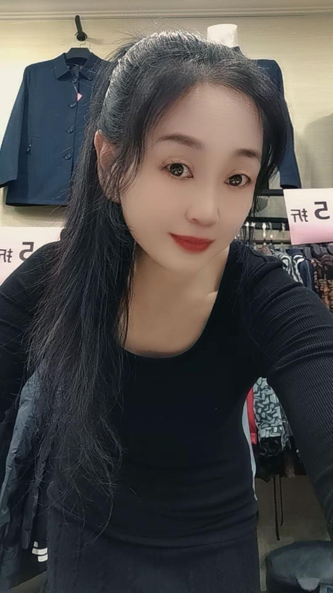 我们已经走在慢慢老去的路上，不再年轻，时光不再倒流，只能留下回忆……