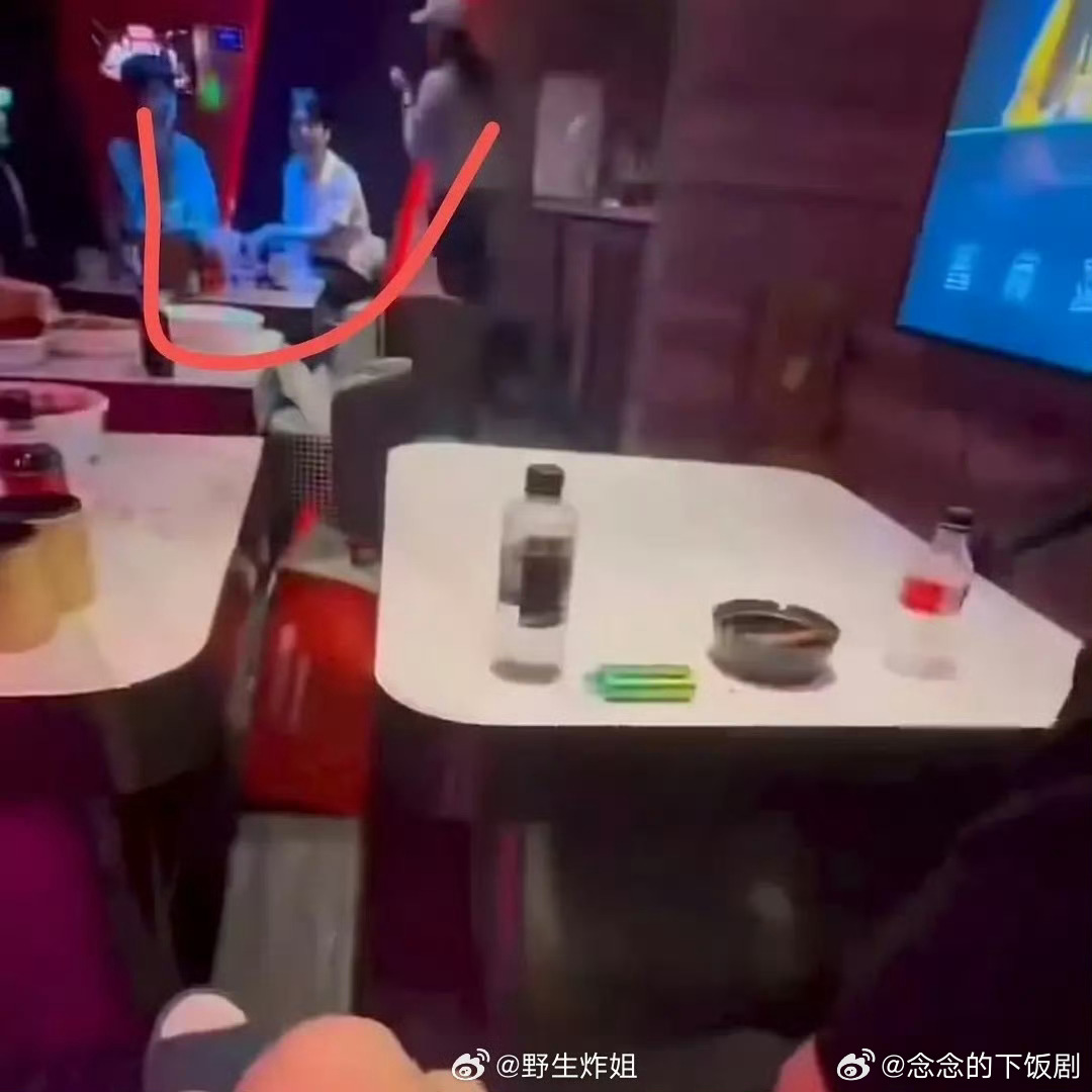 刘昊然 郭麒麟刘昊然郭麒麟去KTV了，图片里这也太像了吧，朋友之间一起去玩也没什