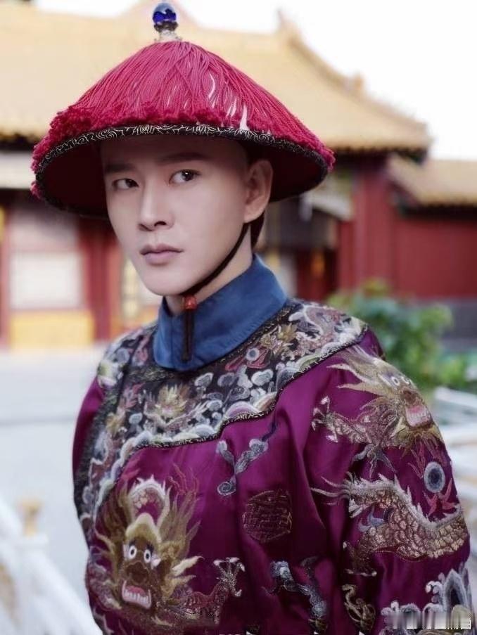 黄宥明跨界唱歌，打破李玉公公严肃印象，《小苹果》活泼演绎，反差感十足。 ​​​