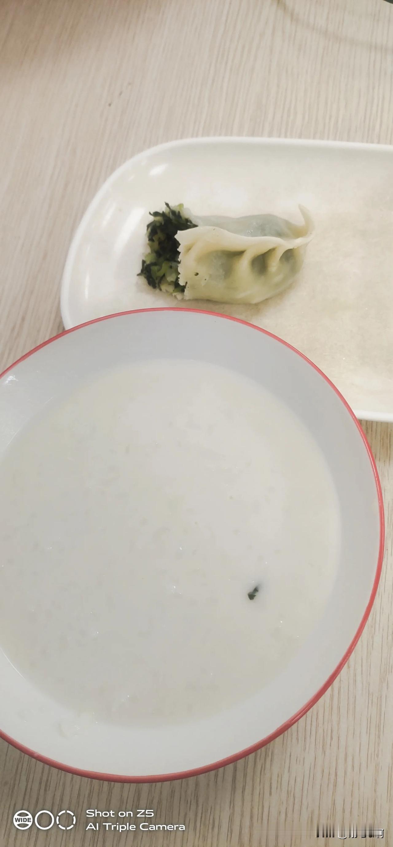 江苏人最喜欢吃的豆浆粥，你们吃过吗？就是把米放在豆浆里面一起煮熟，豆浆粥比大米粥