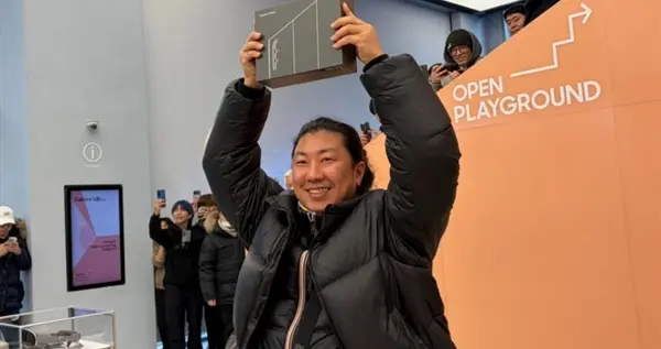 全球首个三星三折叠屏消费者诞生：42岁 严寒中排队将近24小时