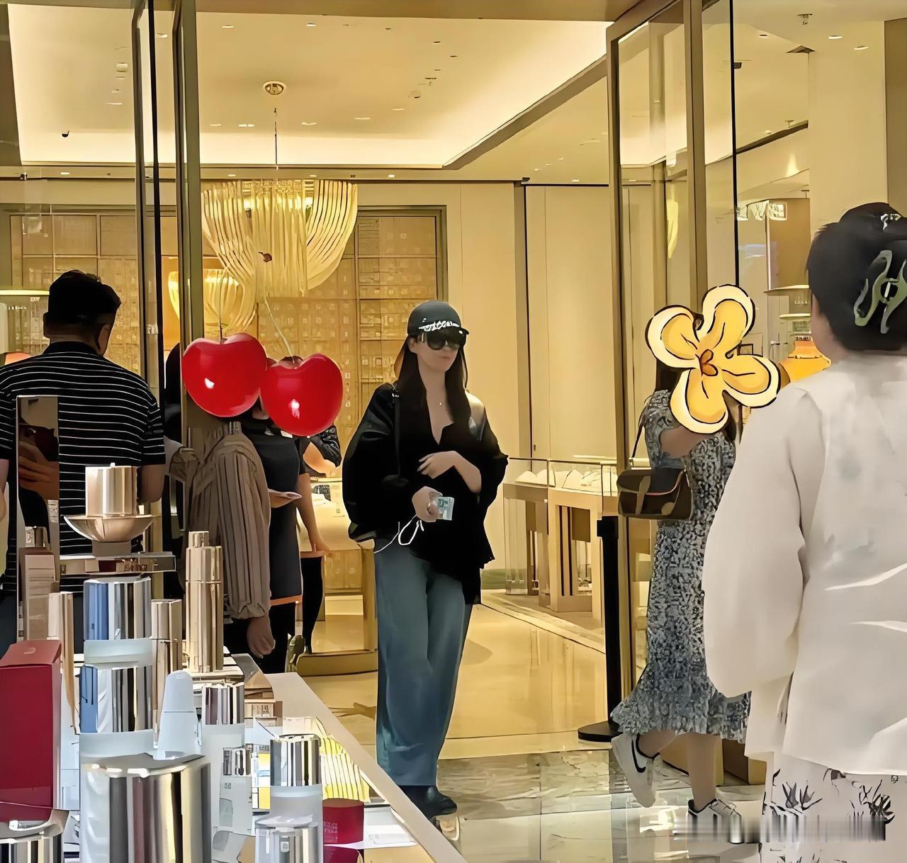 近日，多位网友在北京SKP偶遇刘亦菲独自逛金店，她头戴浅黄编织帽，穿绿底白花过膝