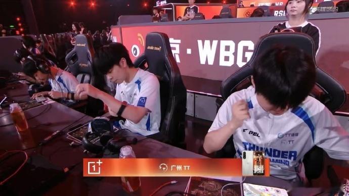 TT海岛满编二连鸡 第二鸡决赛圈看着 TT 四人背靠背清掉最后一队，心跳快得能敲