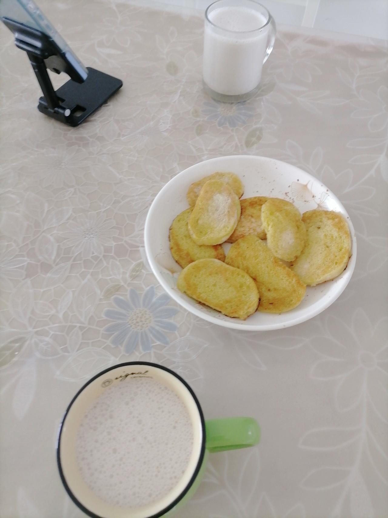 今天的早餐，是自己磨的豆浆和炕馒头片。
我发现炕馒头片有个窍门：往水里加点盐，搅