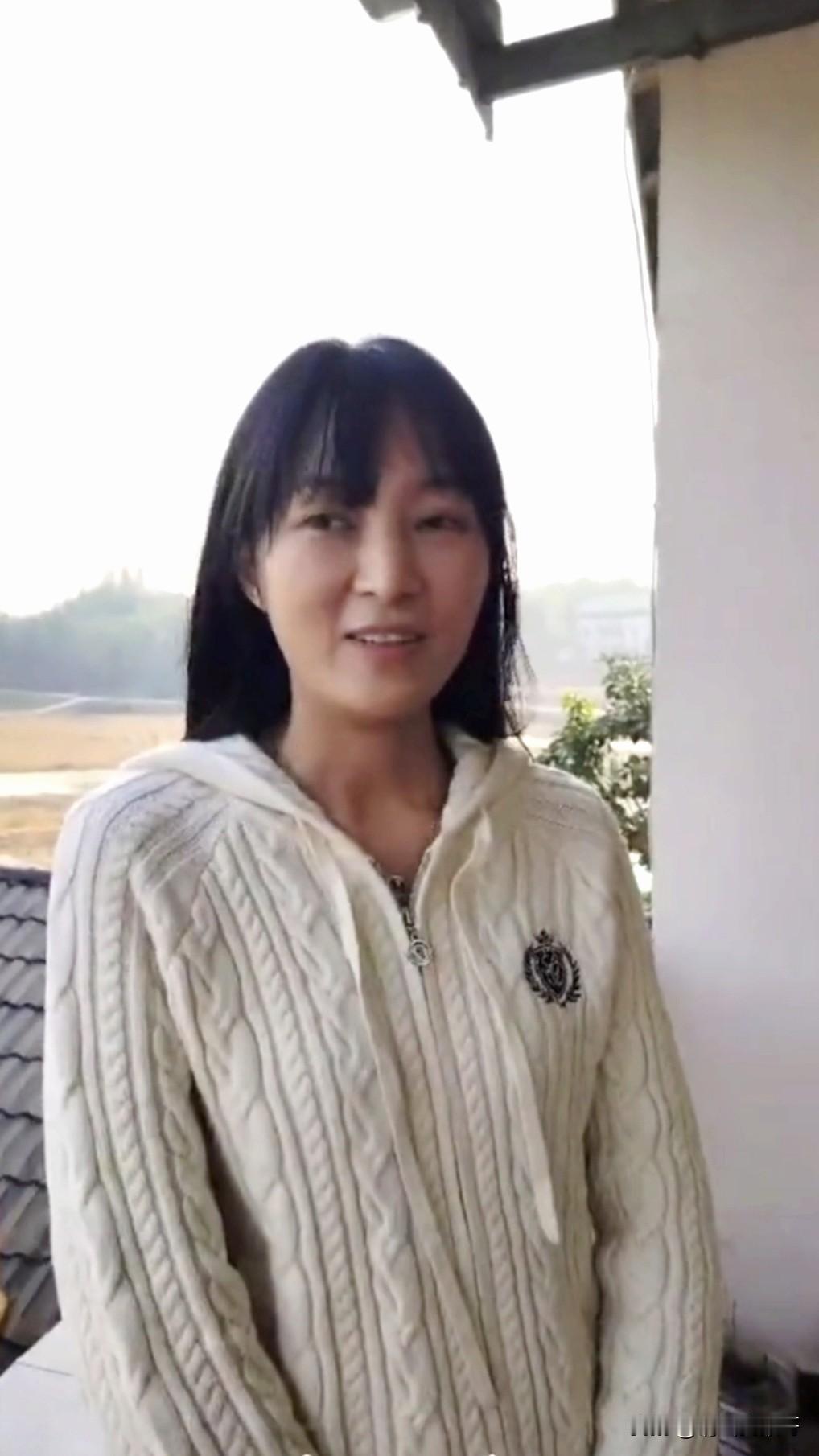 呆呆和阿梓的“刨猪饭”都成功了，她们有一个共同点，一个请人帮忙按猪，用“刨猪汤饭