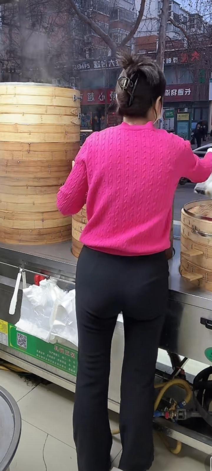 情深不语自倾城，
系念三生只为卿。
爱若星河长照夜，
心随明月伴君行。