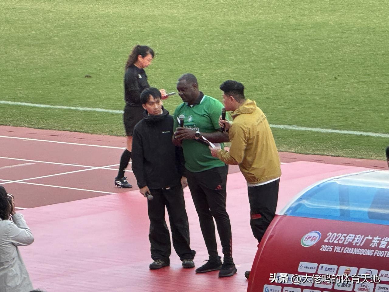 赫斯基现身，人潮汹涌！国际巨星能光临省超 ，半场抽奖送大礼，很犀利！感谢@嘉士伯