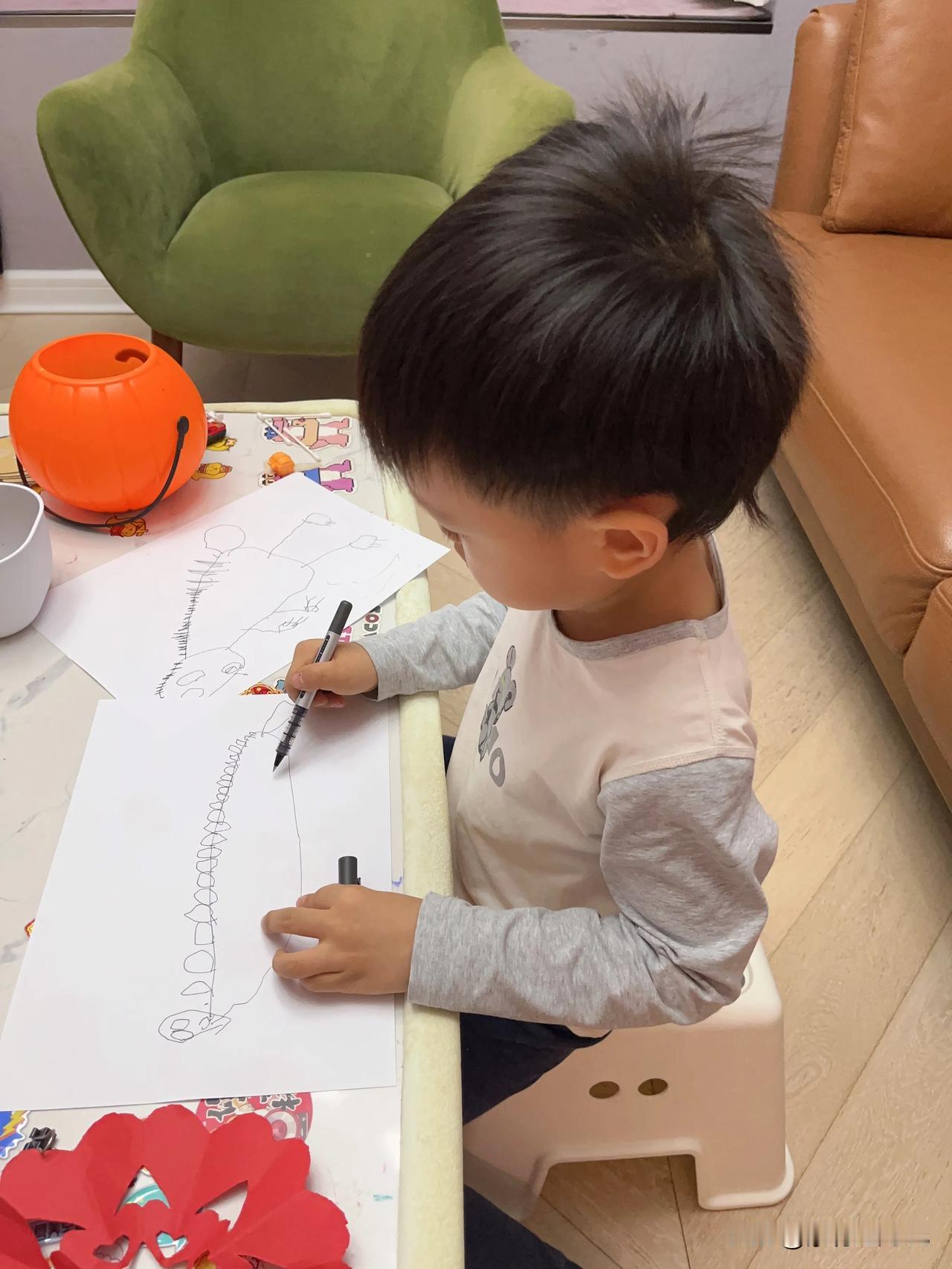 晚上该睡觉了，小菠萝做起了画

画了两张恐龙，画完了非要摆在卧室衣柜下面

无奈