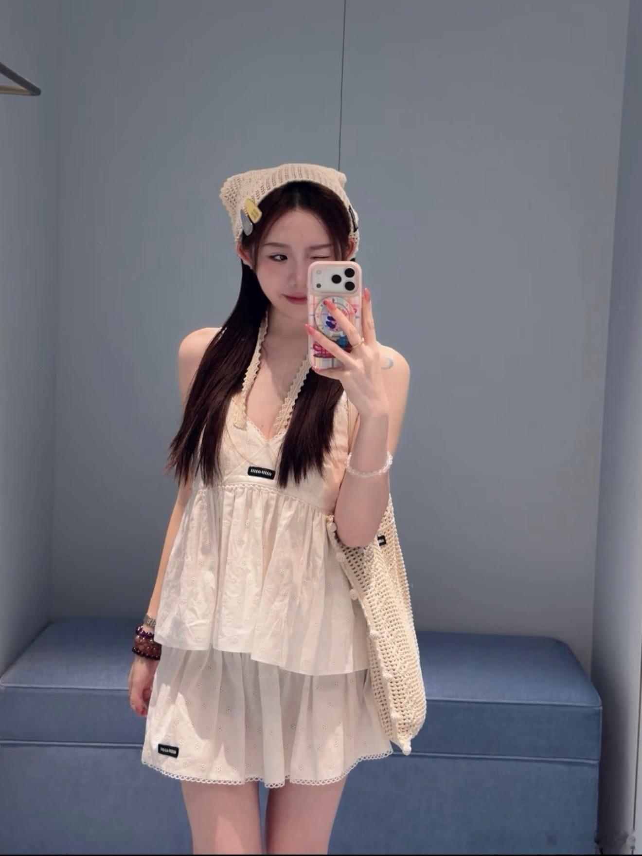 Miu Miu 蕾丝吊带套装，奶白肌理蕾丝+V领设计 搭配白色镂空花边短裤采用轻