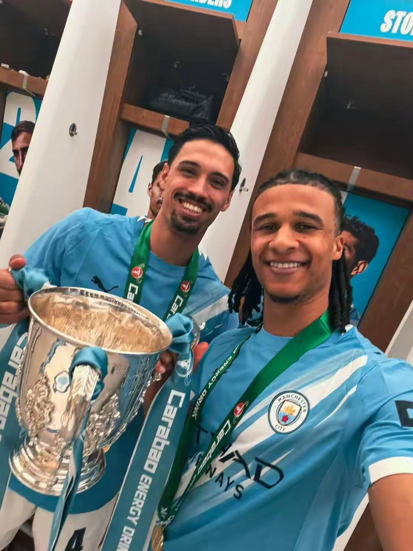 圆梦温布利！赖因德斯晒冠军合照庆祝曼城首冠，坦言为这座奖杯感到无比自豪北京时间3