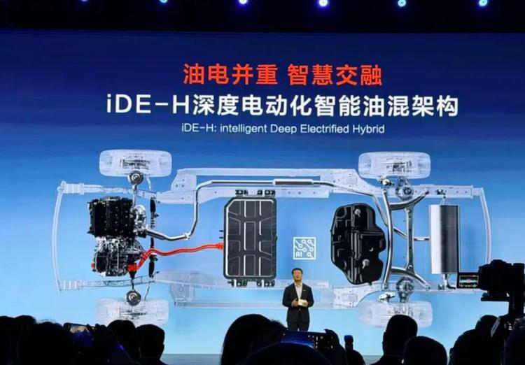 油车过时了？你想多了，不插电的混动hev登场，油耗比油车低30%以上，不用充电，
