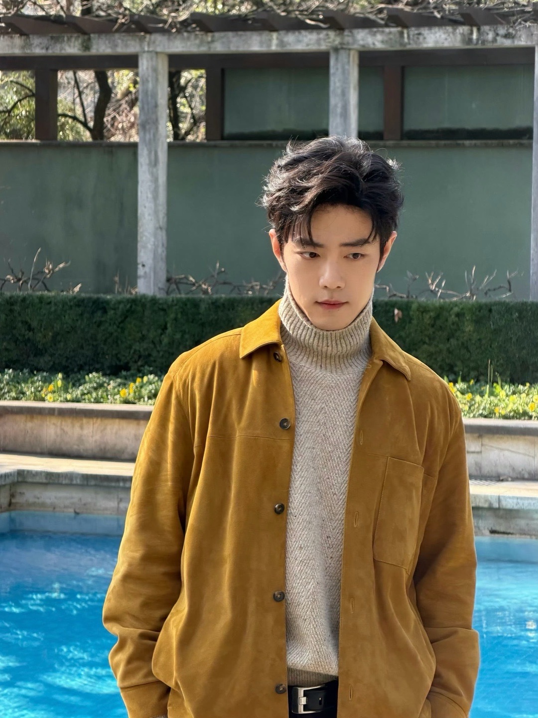 肖战米兰看秀造型太帅了好喜欢黄色外套啊，儒雅又随和，整个人的气质比春天更明媚～肖