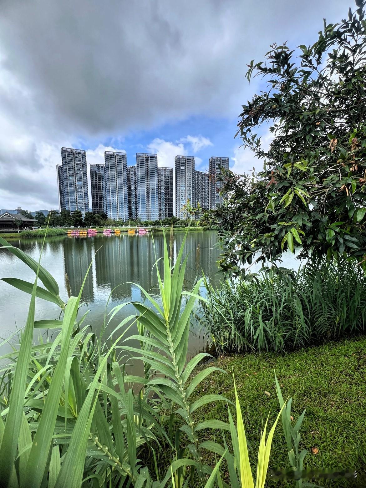 提前关注天气预报，挑选相对凉爽的时段出门。午后阳光最强，夏日酷热难耐，不仅气温高