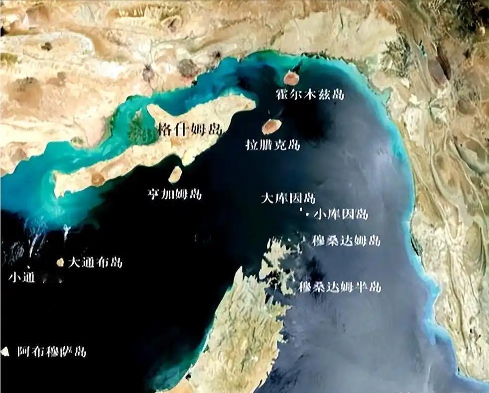 霍尔木兹海峡有意思了，伊朗一道封锁线，美国一道封锁线。伊朗要收费，美国说，凡是给