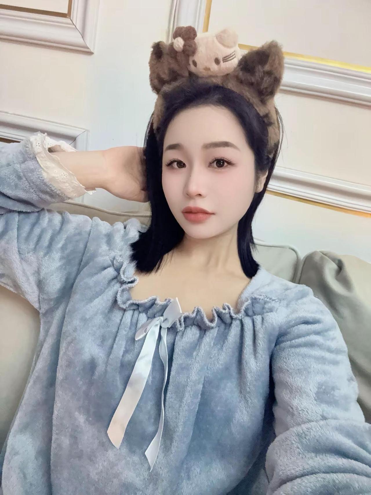 不太懂爱 但我知道暧味只能和一个人搞 恋爱只能和一个人谈 一个人不能吃两个人的饭