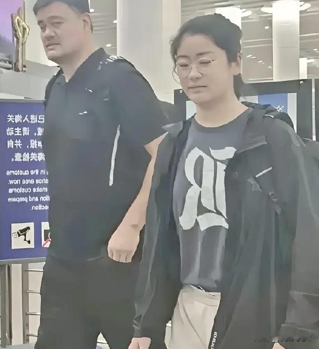 姚明的女儿姚沁蕾今年十几岁，身高已经快两米了，以后说不定还会继续长个子，这么高的