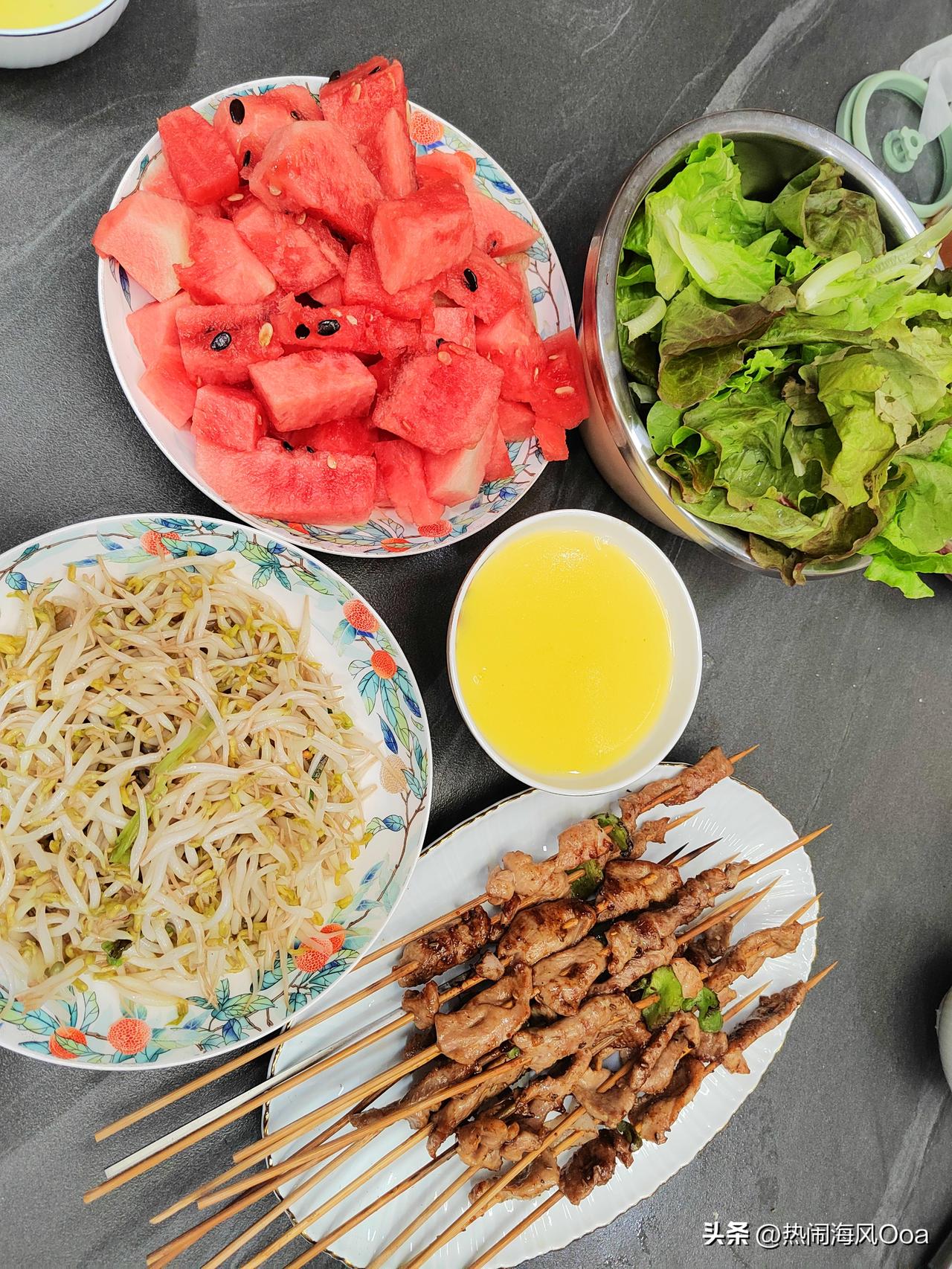 有姐真好，晚饭上姐姐家吃。

烤肉串，烤馒头片儿，炒笨豆芽，还有玉米糊糊，家种小
