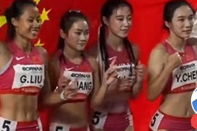 接力夺冠姑娘们把国旗叠得方方正正