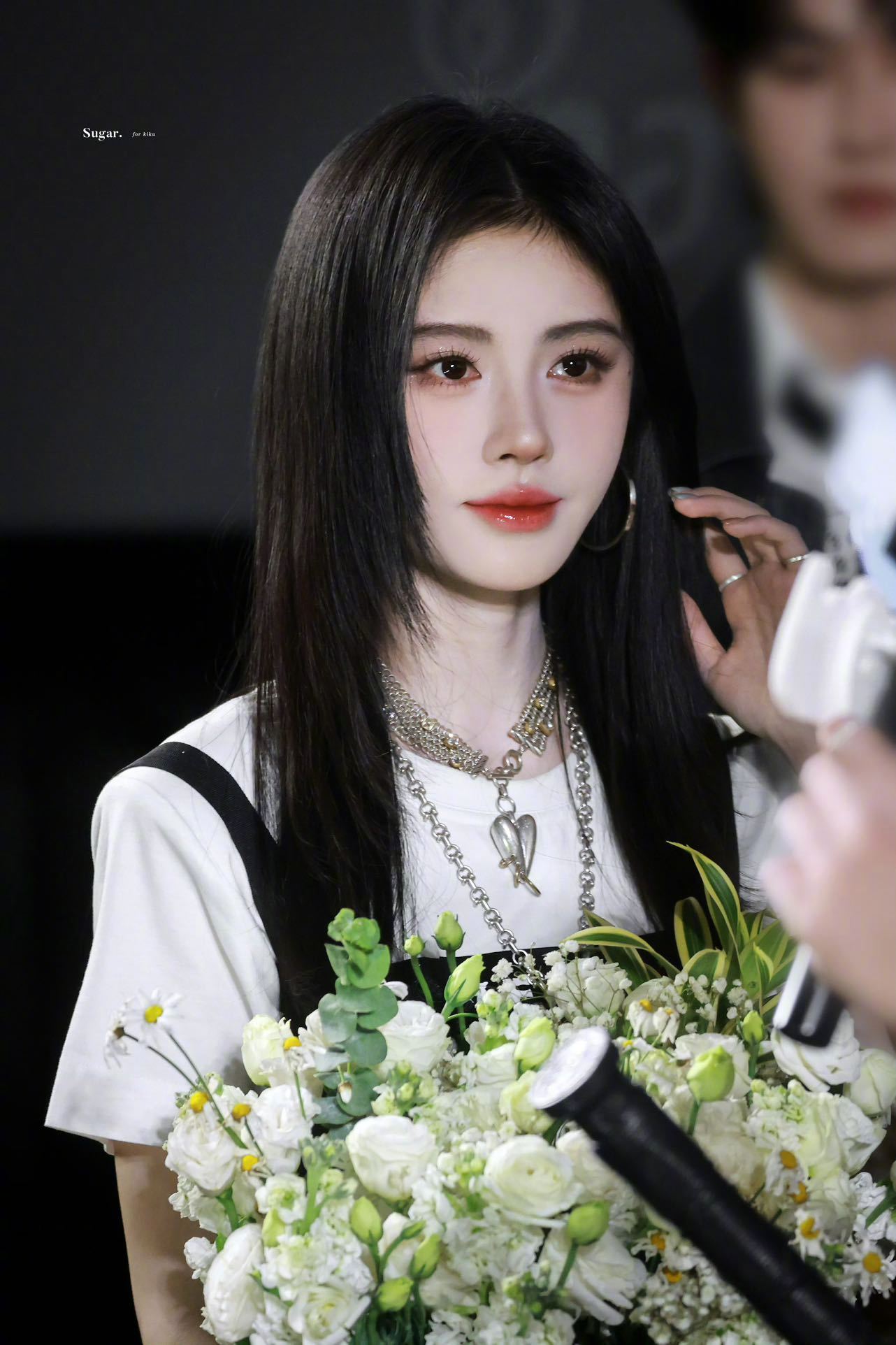 鞠婧祎 今日亮相新剧《月鳞绮纪》剧宣两套造型，身着ERMANNO SCERVIN