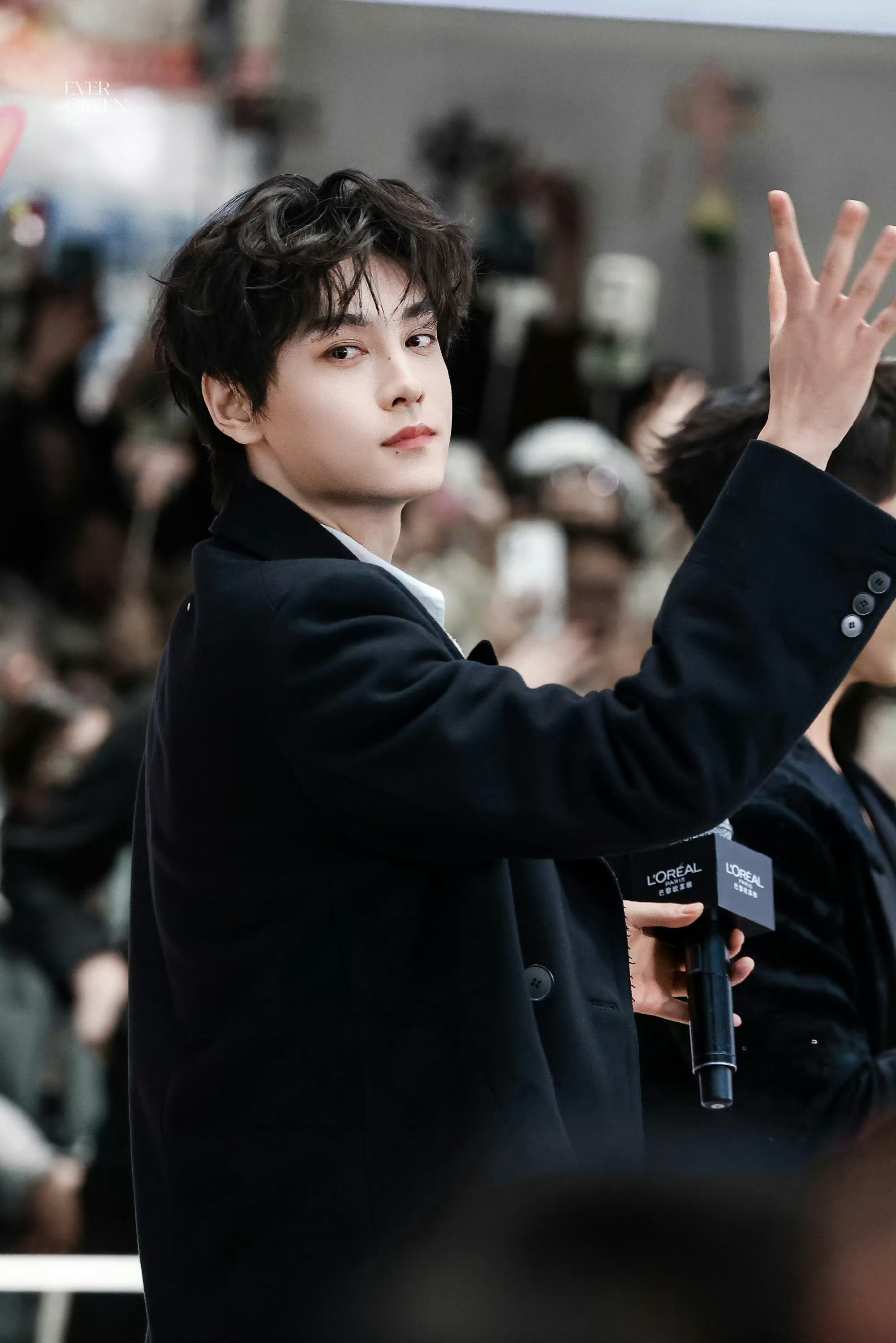 田栩宁今日活动饭拍田栩宁黑色大衣造型