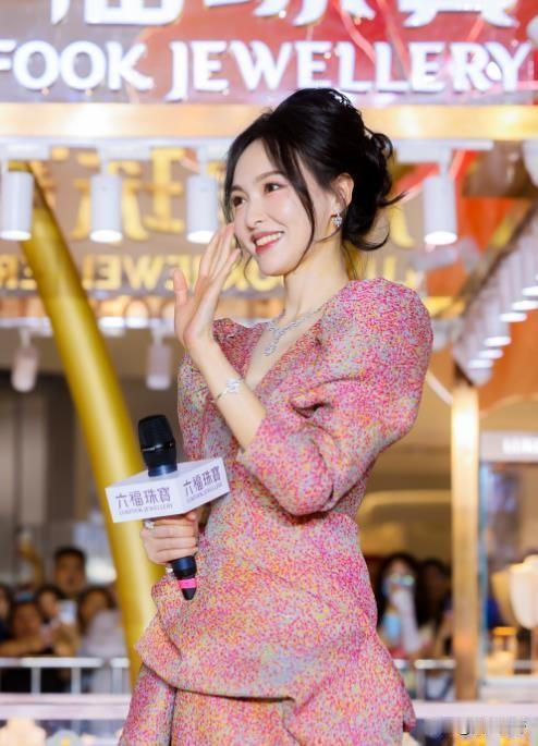 娱乐圈里，两位嫁给了爱情的女明星，看状态就知道她俩在各自的婚姻里，一直都很幸福。